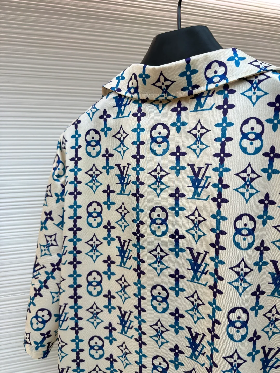 LOUIS VUITTON Overlap pattern printed mulberry silk short-sleeved shirt ●Original version: purchased and developed by 14997 ●Item number: 1682513-A50 ●Fabric: cotton fabric ●Technology: printing production ●Color: apricot ●Version: fitted version ●Weight: about 175 grams ●Size: S-M-L-XL ●Description: This LOUIS VUITTON's all-over presbyopia short-sleeved shirt is made of high-count silk blended fabrics. The fabrics are smooth and soft to the touch after pre-washing. They have good breathability and drape, and are comfortable to wear without restraint. The classic presbyopia pattern printed all over the body is made using digital direct printing technology. The colors are distinct and the pattern is precise. It is not easy to fade or smudge after high-temperature fixation treatment. The presbyopia elements are neatly arranged to show brand recognition. The shirt is designed with a Cuban collar, the neckline is smooth and natural, and the buttons at the placket are made of custom mother-of-pearl buttons, which have a warm and shiny texture. The overall cut is a loose silhouette, the shoulder joints are straight and fine, the cuffs are designed with short sleeve cuffs, customized accessories and three labels are complete, and the details and craftsmanship show the level of luxury. It is suitable for various wearing scenarios such as leisure vacations and daily outings. The overall wiring is straight and delicate, the fabric is comfortable and soft, and the color is consistent without color difference. It can be matched with the same style to create a fashionable look and control various occasions. Customized accessories, complete with three standards, same style for men and women!